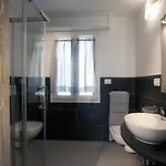 Le - Di Fronte Ospedale Sacro Cuore נגראר