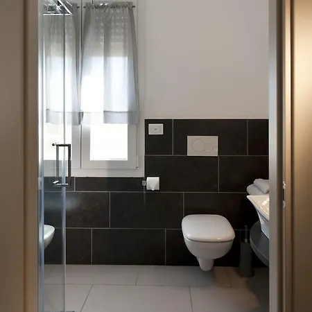 Le - Di Fronte Ospedale Sacro Cuore Bed & Breakfast 4*