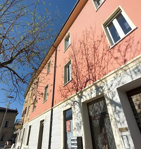 Le - Di Fronte Ospedale Sacro Cuore Alojamento de Acomodação e Pequeno-almoço Negrar