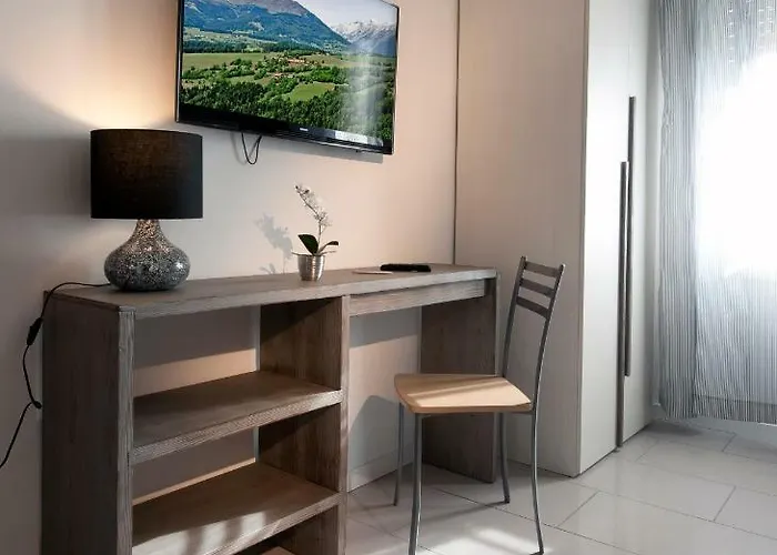 Le - Di Fronte Ospedale Sacro Cuore